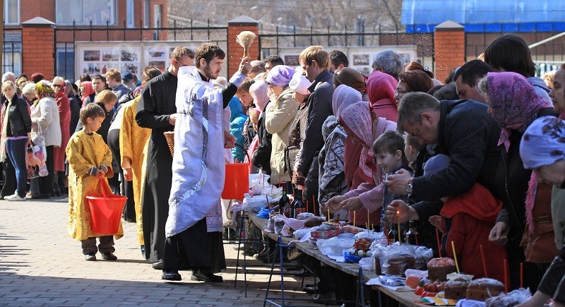 Вот почему нельзя в церкви поджигать свою свечу от рядом стоящей