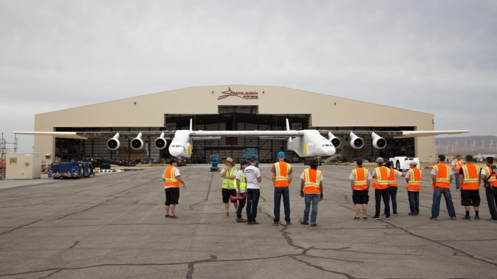 Самый большой в мире самолет-ракетоносец Stratolaunch с размахом крыльев больше футбольного поля