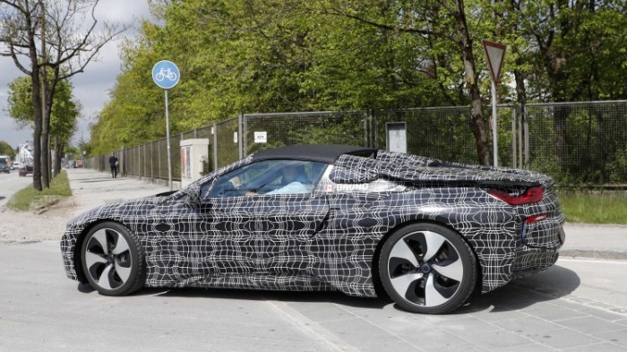 Долгожданный BMW i8 Spyder готовится выйти на дороги