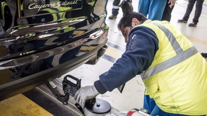 Porsche установил новый мировой рекорд Гиннеса, протянув огромный самолет