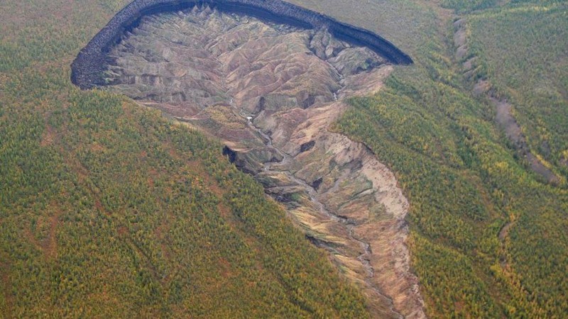 Это сибирские «ворота в ад» и они постоянно увеличиваются