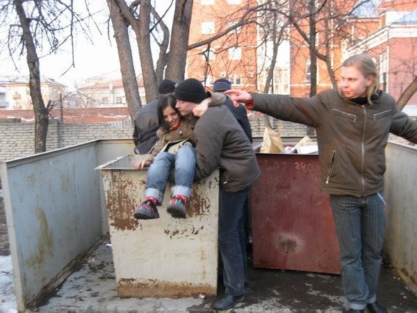 Если часто проверять помойку около дома, то можно вообще не работать - там есть все!