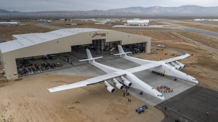 Самый большой в мире самолет-ракетоносец Stratolaunch с размахом крыльев больше футбольного поля