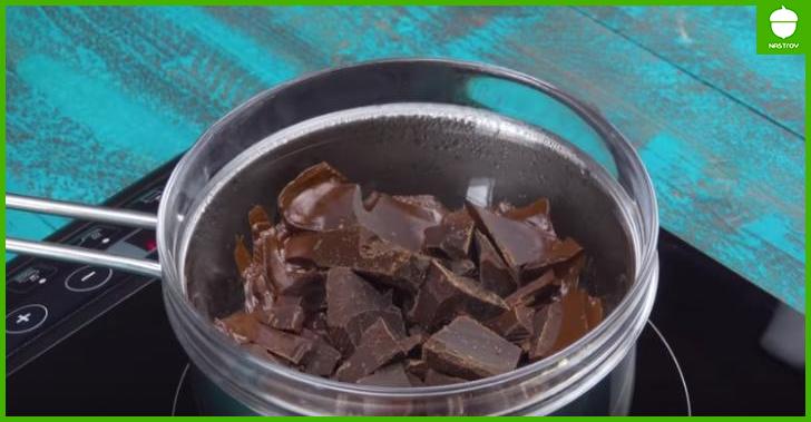 Нанесите толстый слой шоколада на полоску пузырчатой пленки, а когда шоколад застынет…