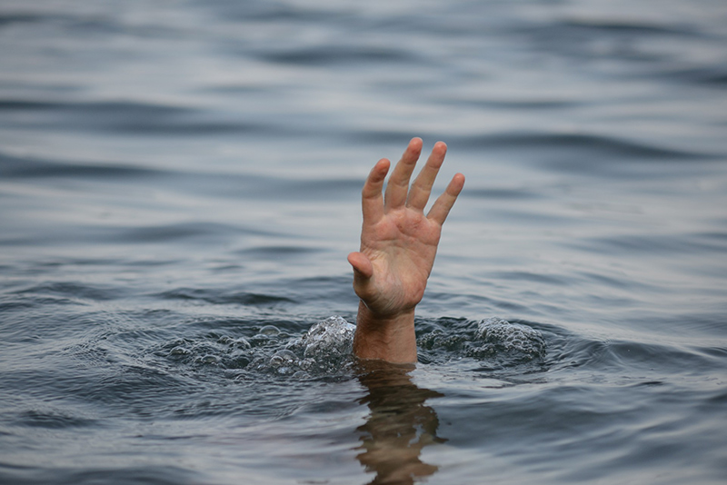 Тонущего мужчину спас мальчик, вытащенный из воды его женой 9 лет назад… Эти 5 реальных историй доказывают, что Карма действительно существует!