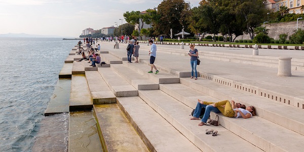 Все это выглядит как обычные цементные ступеньки. Но дождитесь волны – это просто невероятно!