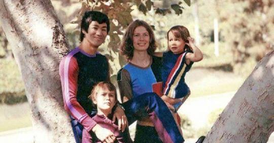 Трогательные семейные фотографии легендарного Брюса Ли.