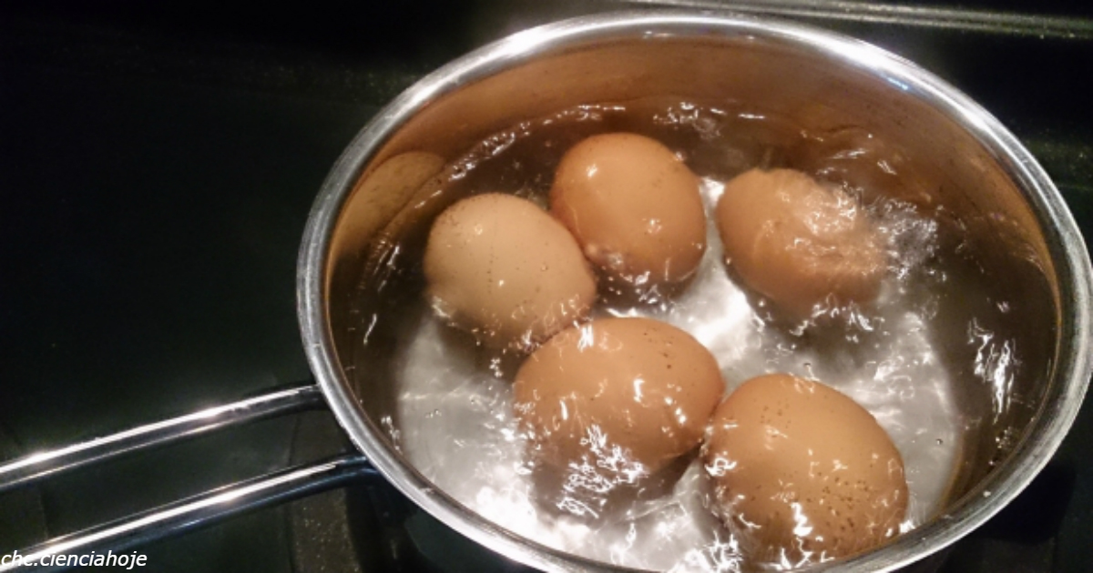 Когда варишь яйца, надо добавить в кастрюлю щепотку соды. Вот почему
