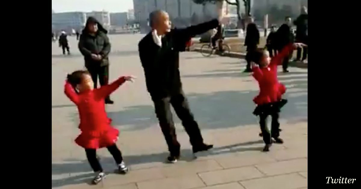Китайский дедушка станцевал с внуками на улице. Теперь его узнают по всей стране!