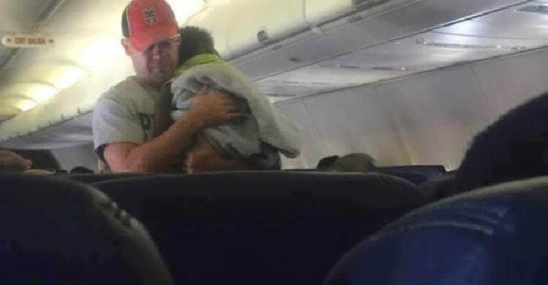 Большинство пассажиров решили, что этот человек является отцом ребёнка. Никто и подумать не мог, что мужчины могут поступать подобным образом…