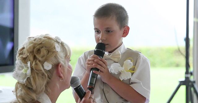 Мама на своей свадьбе спела песню вместе с сыном. Невероятно трогательно!