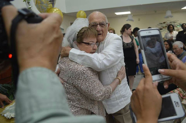 Никогда не поздно: 80-летняя невеста вышла замуж впервые в жизни