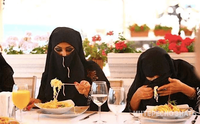Каким образом арабские женщины едят в ресторанах