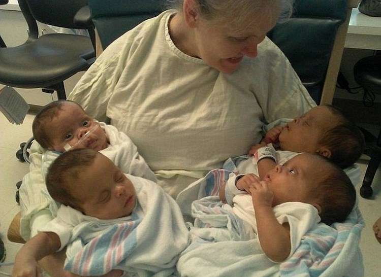 45-летняя женщина родила четверняшек, хотя ждала тройняшек