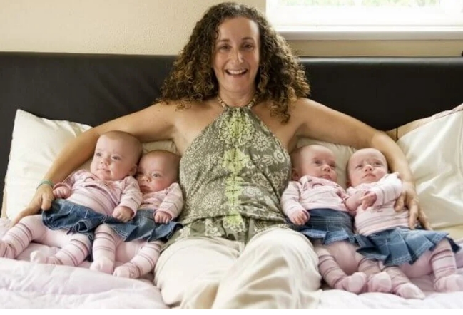 11 лет назад женщина родила четверняшек. Идентичные сестренки выросли и стали очень похожи на свою маму