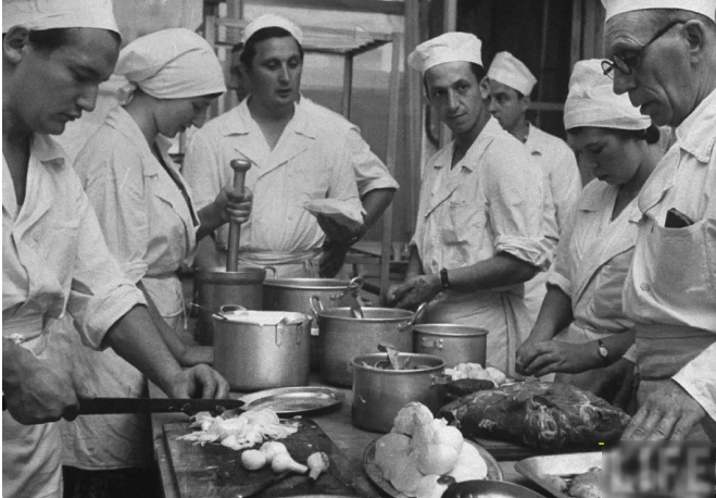 Ели и радовались: странные и «ужасно вкусные» перекусы советских времен