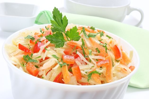 Простой рецепт салата из маринованной капусты и болгарским перцем