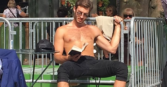 Жительница Нью Йорка тайно фотографирует горячих парней, читающих книги в общественных местах. Её комментарии к снимкам просто великолепны