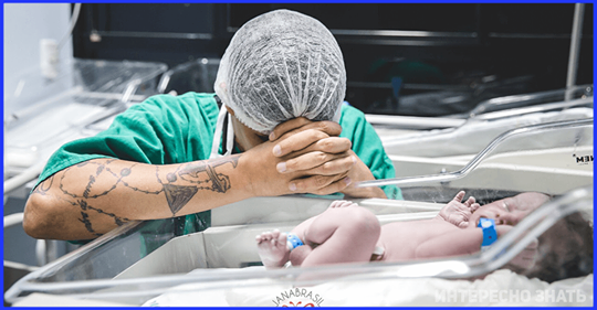 Фото отца, молящегося над новорождённым облетело соцсети, сделав его героем