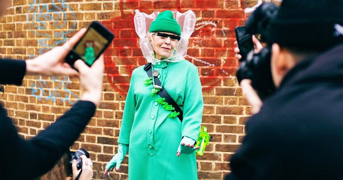 Блогеры одели 78-летнюю бабушку в нелепый наряд и отправили на Лондонскую неделю моды. Её приняли за модель