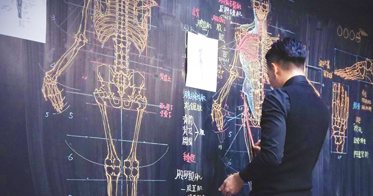 Учитель анатомии из Тайваня превращает школьную доску в страницы учебника, простым мелом творя настоящую магию