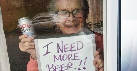 93 летняя бабуля попросила купить пива и стала популярной. Ей прислали столько, что хватит до конца карантина