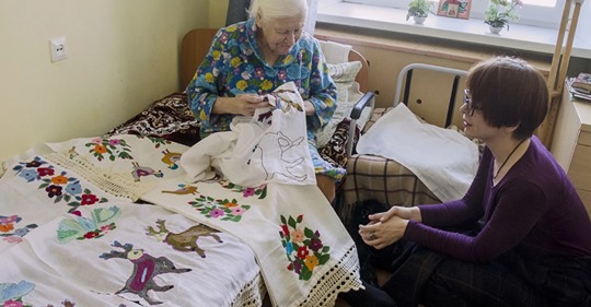 В 95 она вышивает рушники, достойные музея наивного искусства