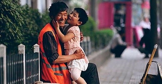 Китайский дворник спас более трех десятков детских жизней: душещипательные истории