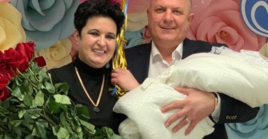 «Я родила доченьку»: 52 летняя мама Влада Кадони показала мужа с новорожденной