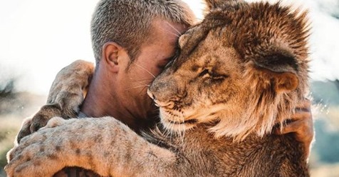 Парень оставил престижную работу и переехал в Африку, чтобы спасать диких животных