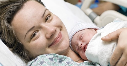 Для чего в роддоме новорожденного кладут матери на живот сразу после его рождения?