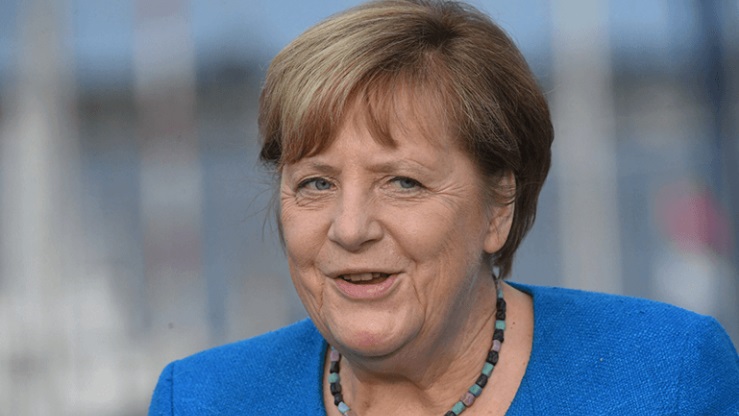 Взбитенькая такая. Папарацци засняли 66-летнюю Меркель на отдыхе