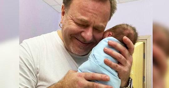 К этой фотографии нечего добавить: 52 летний Владимир Пресняков заплакал, взяв на руки новорожденного сына