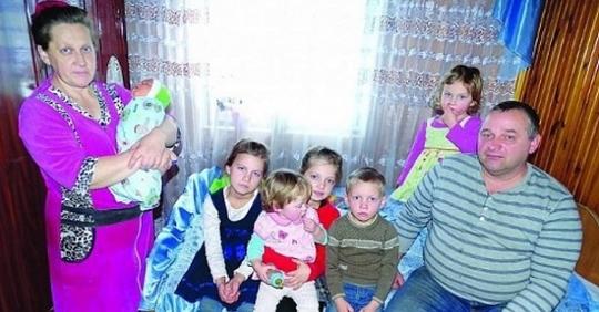 Мама-рекордсменка: у 45-летней украинки 19 детей, которых она родила сама