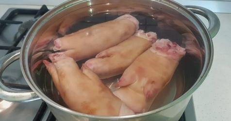 С возрастом начала готовить свиные ноги. Для людей с проблемными суставами самое то: рецепт