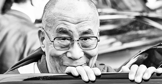 Почему счастливые люди не отмечают день рождения: объяснение Далай ламы