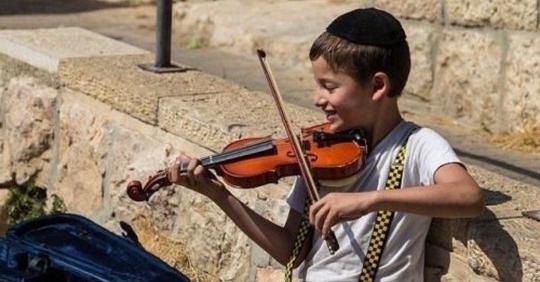 Причина, из за которой еврейского мальчика учат играть на скрипке