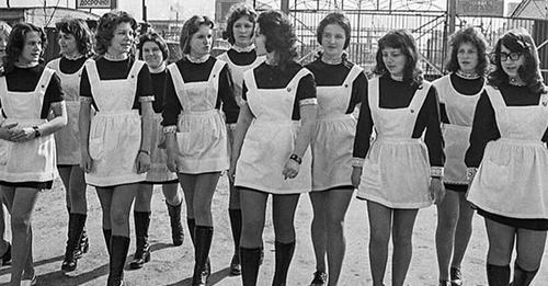 Почему в СССР было запрещено носить короткие юбки
