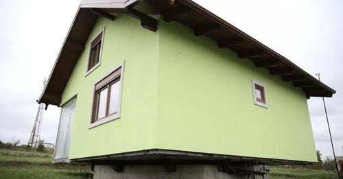 Мужчина построил вращающийся дом, чтобы у его жены был разнообразный вид из окна