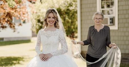 Молодая невеста надела подвенечное платье 88 летней бабушки