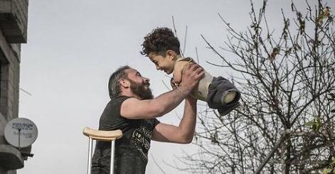 Фотография отца с ребенком победила в фотоконкурсе в Сиене