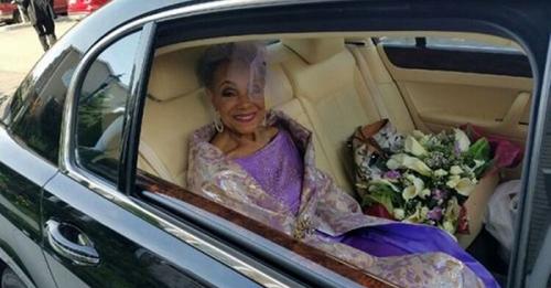 Женщина вышла замуж в 86 лет и стала звездой интернета!