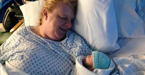 48 летняя женщина впервые испытала радость материнства после 18 неудачных попыток ЭКО