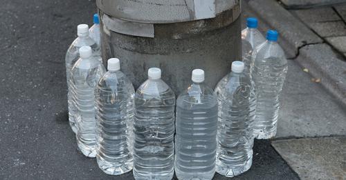 Зачем возле столбов, заборов и на газонах японцы везде ставят бутылки с водой