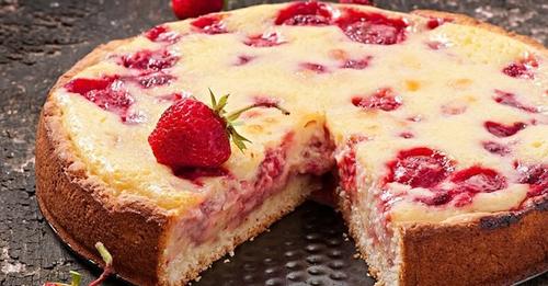Клубничный летний пирог: рецепт вкуснейшего десерта на кефире