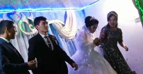 Почему жених ударил невесту на узбекской свадьбе?