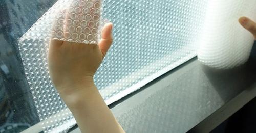Зачем в США заклеивают окна воздушно пузырьковой пленкой