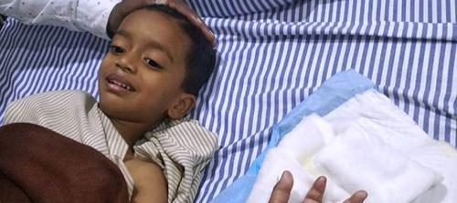 Индийские хирурги пришили мальчику руку после неудачной игры в траве