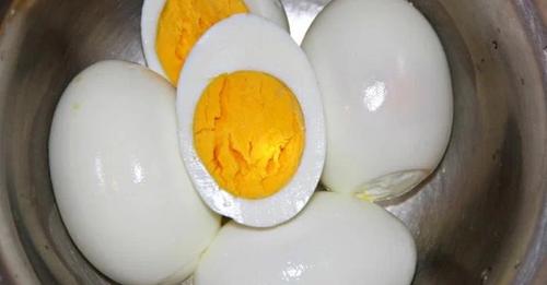 Храню вареные очищенные яйца до двух месяцев. Чем дольше стоят — тем вкуснее