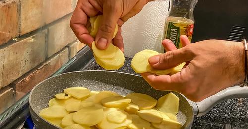 Почему большинство женщин не умеют жарить картошку: три причины